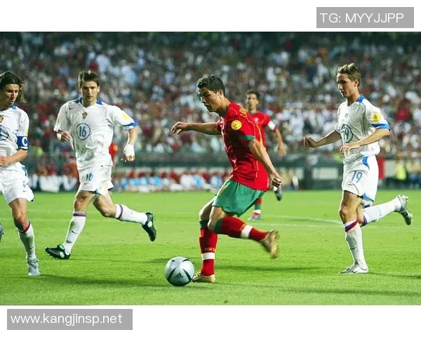 从青涩少年到足球巨星的成长历程与人生转变探讨