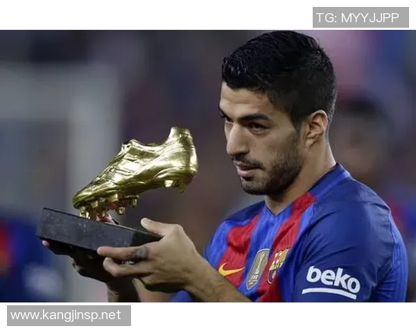 全球瞩目的足球巨星传奇故事与辉煌成就的背后探秘